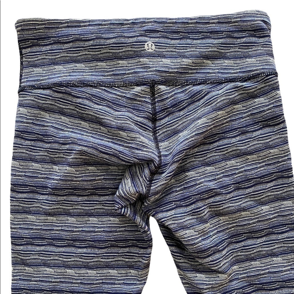 LULULEMON Athleta Capri Leggings Navy Blue Pattern Women Size 6 Comfy! - Picture 4 of 5